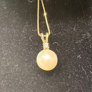 14k gold Pearl/diamond pendant on 18" 14K gold box chain